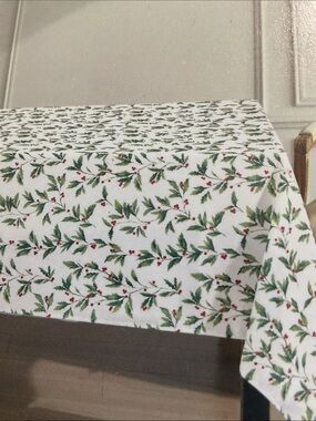 🎄 Laura Ashley tablecloth Holly holiday